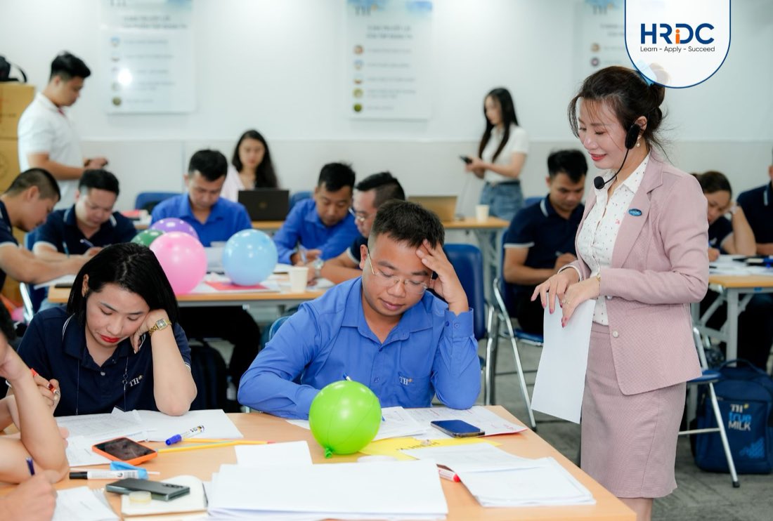 Chuyên gia HRDC đặt câu hỏi cho học viên trong lớp