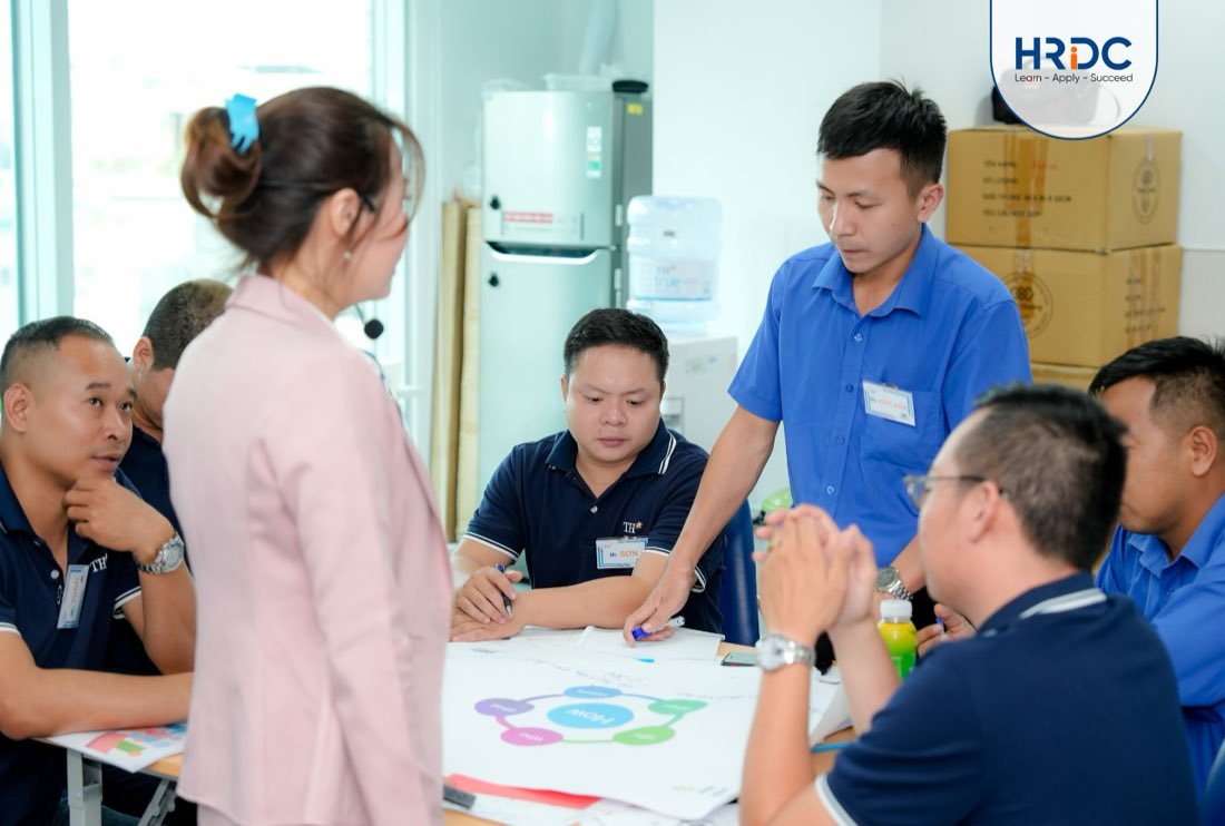 Nhóm học viên trình bày trên flipchart