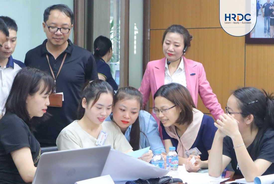 Chuyên gia theo sát nhóm học viên làm bài