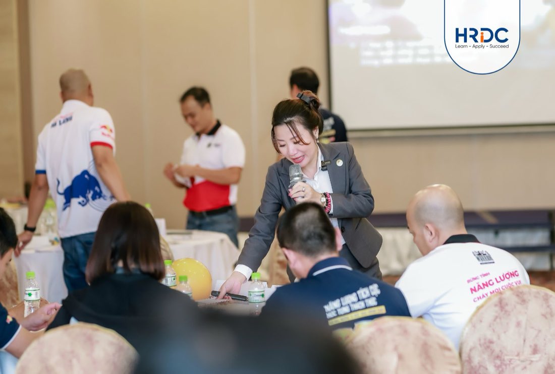 Chuyên gia trao đổi với học viên tại bàn