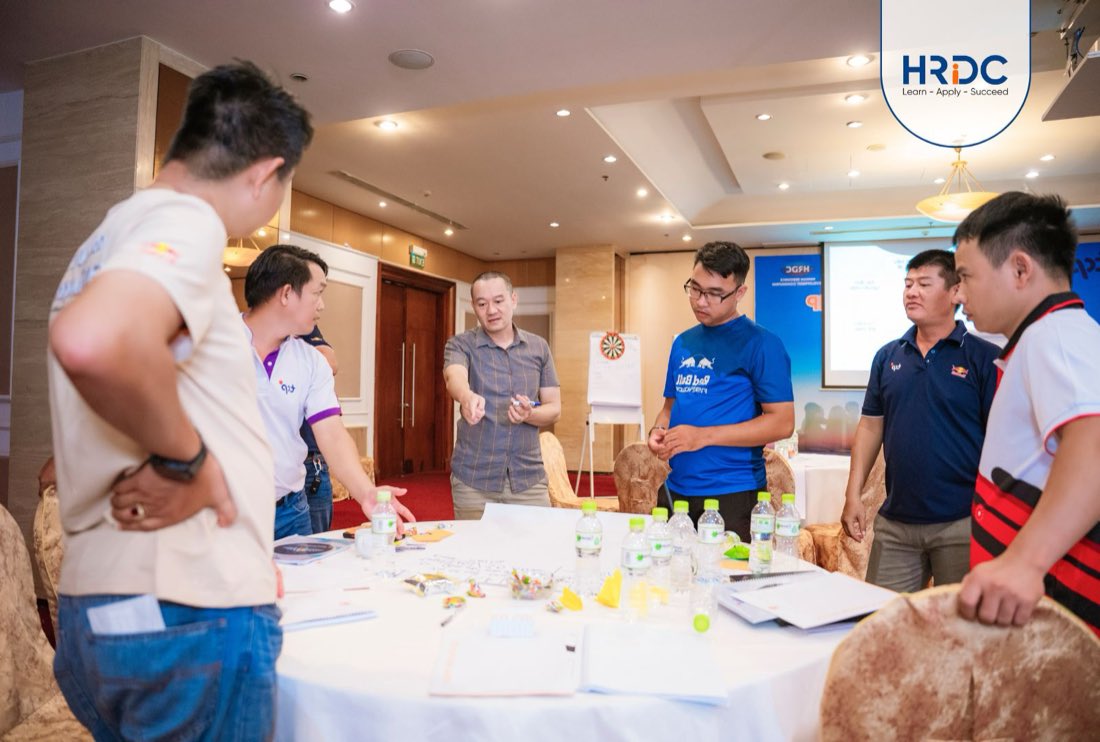 Học viên trao đổi trong hoạt động nhóm