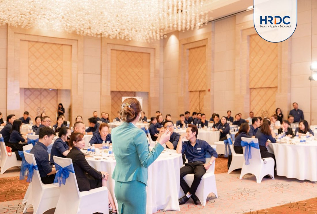 Chuyên gia đứng lớp trước hội trường đông học viên