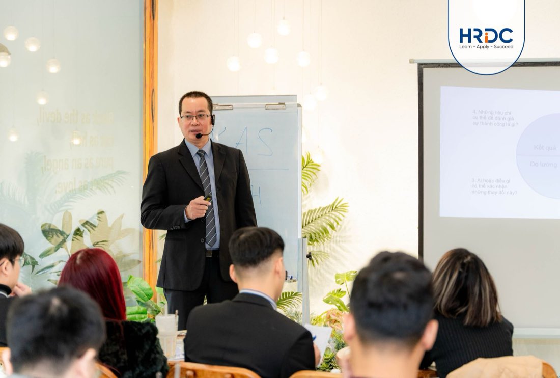 Giảng viên trình bày trước lớp