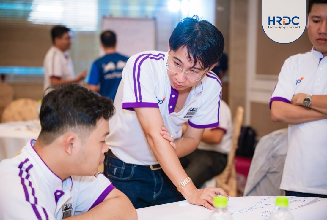 Học viên trao đổi, góp ý cho nhau