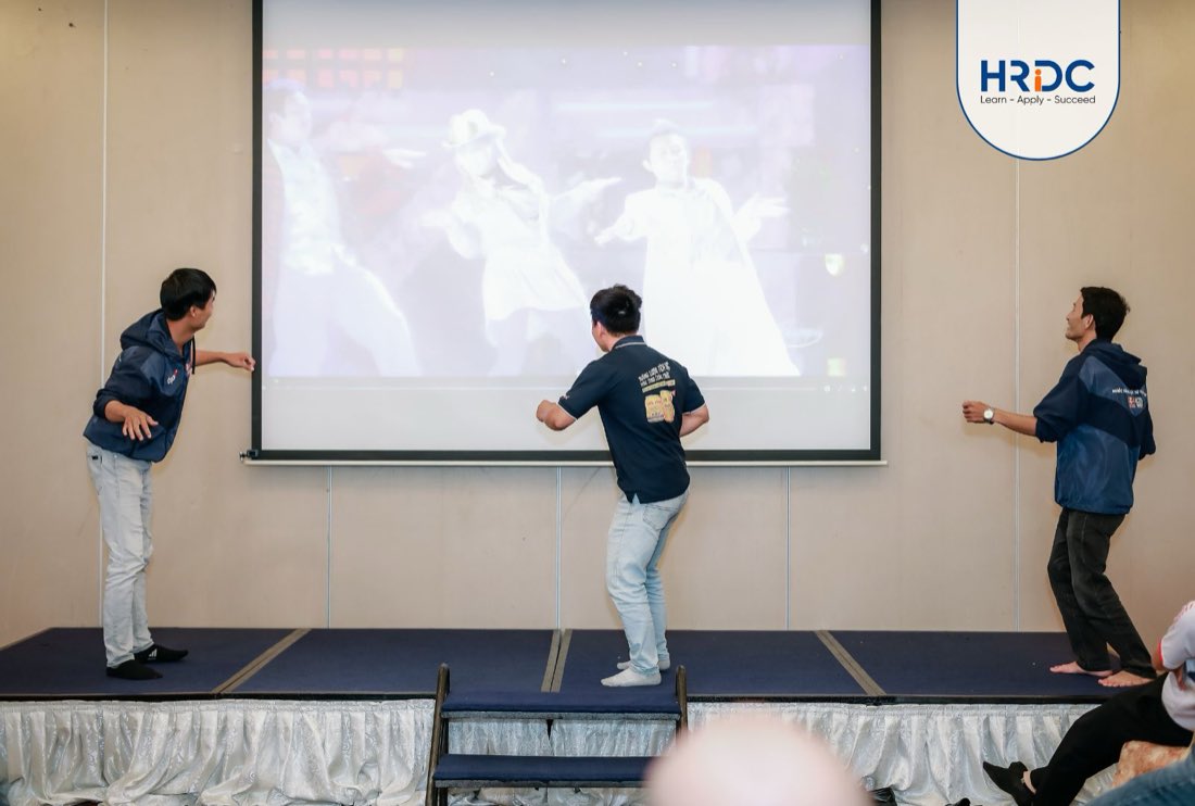 Học viên tham gia hoạt động trải nghiệm trên sân khấu
