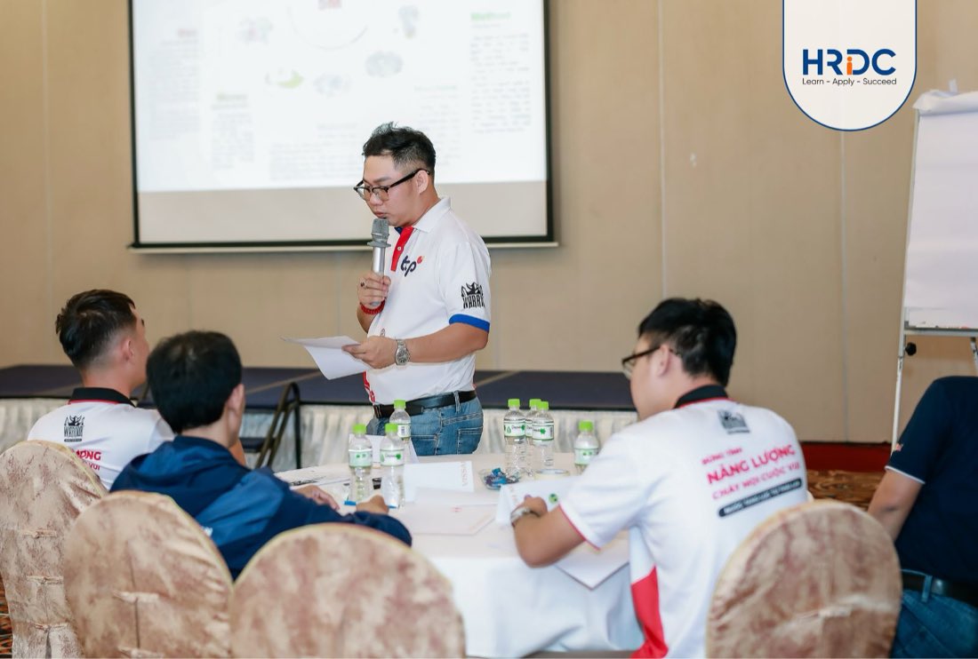 Học viên thuyết trình trước lớp
